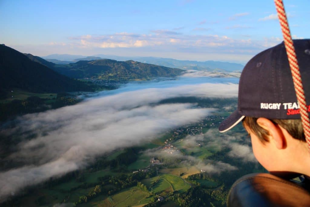 Passager admire un banc de nuage collé au sol