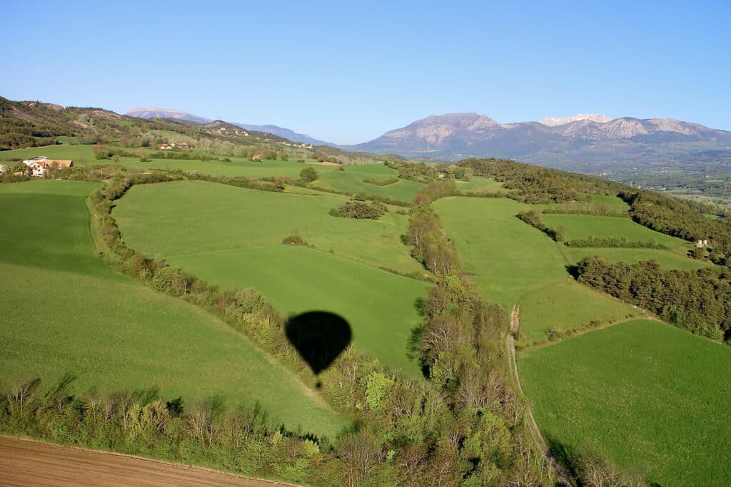 Le vol en Montgolfière ne dénature pas les espaces végétalisés.
Aucun impact sur l'imperméabilisation des sols. 